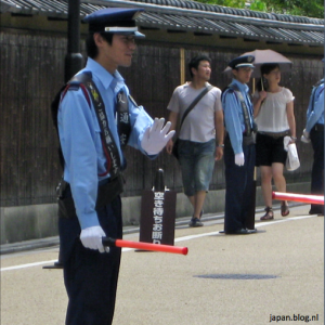 Verkeersregelaars met witte handschoentjes in Japan