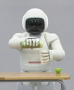 Menselijke robot Asimo schenkt drankje in
