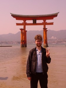 Poseren voor de torii bij Miyajima, Japan